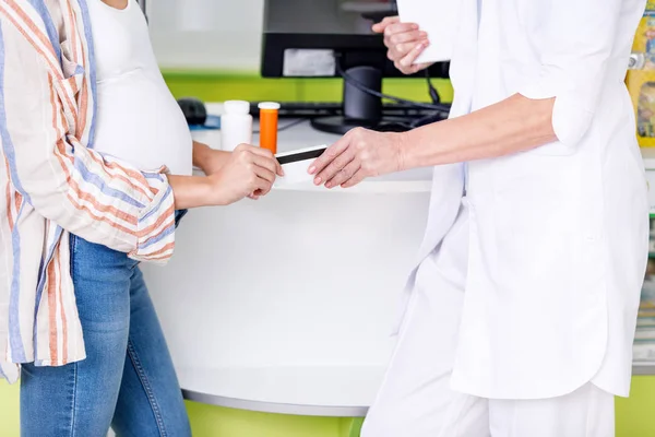 Pago con tarjeta de crédito en farmacia — Foto de Stock