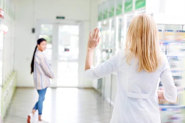 Farmacista e donna incinta in farmacia — Foto Stock