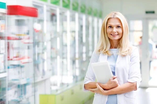 Farmaceut med digital tablett i apotek — Stockfoto