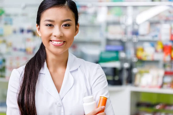 Farmacêutico com medicação na farmácia — Fotografia de Stock