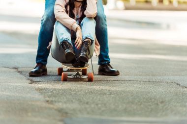 longboard üzerinde oturan kız