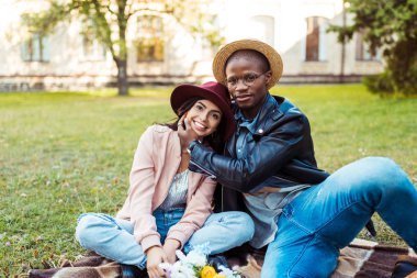 Erkek kucaklama kız piknikte 