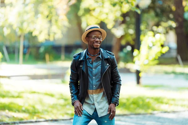 Hombre afroamericano en sombrero de paja —  Fotos de Stock