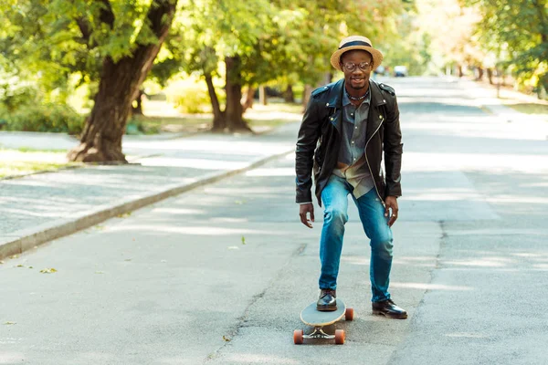 Σκέιτερ πατινάζ στον longboard — Φωτογραφία Αρχείου