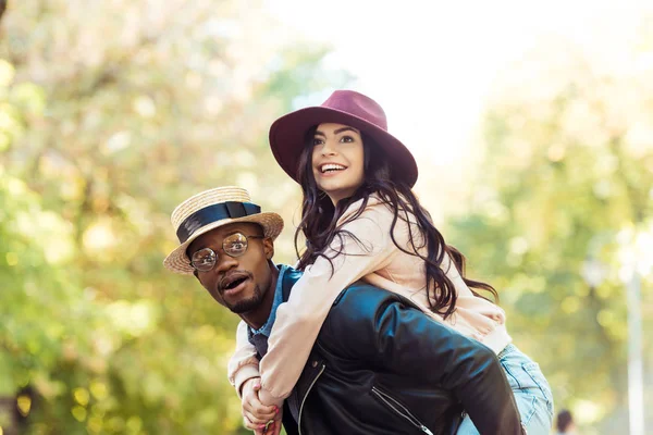 Novio dando piggyback a novia — Foto de Stock