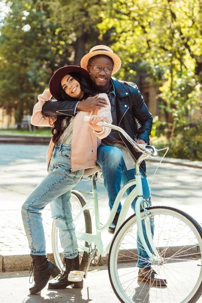 Novio de pie con la bicicleta y la novia abrazo — Foto de stock gratis