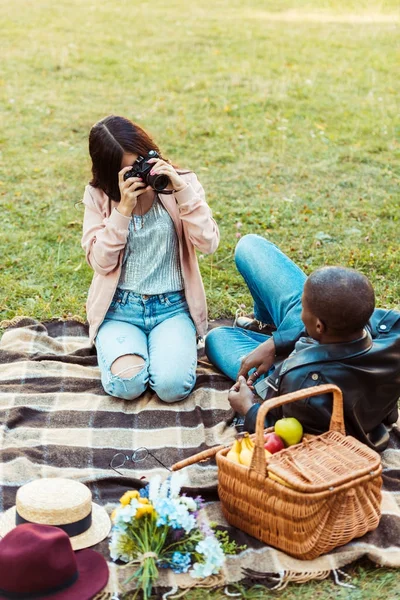 Namorada tirando foto com câmera de filme — Fotografia de Stock