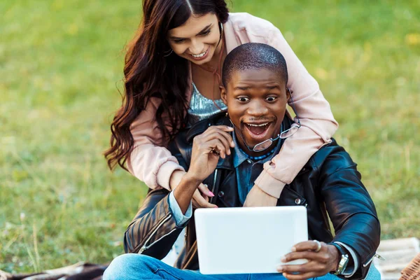 Multicultural couple taking selfie — Stock Photo, Image