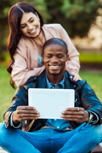 Multicultural couple taking selfie — Free Stock Photo