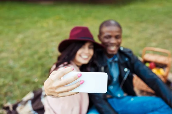 Multicultural couple taking selfie — Free Stock Photo