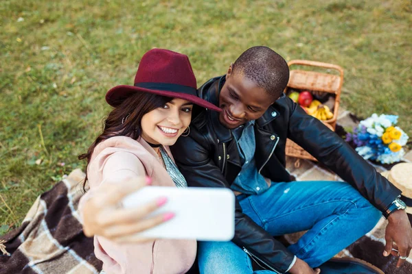 Multicultural couple taking selfie — Free Stock Photo