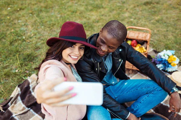 Multikulturelles Paar macht Selfie — kostenloses Stockfoto