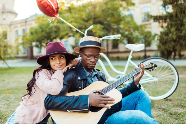 Pojkvän spelar gitarr för flickvän — Gratis stockfoto