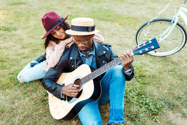 Namorada olhando para Namorado tocando guitarra — Fotografia de Stock