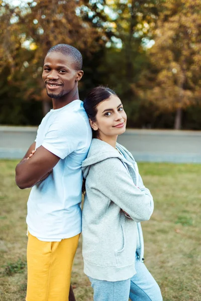 Pareja multicultural de pie en ropa deportiva —  Fotos de Stock