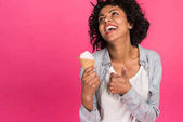 dívka ukazuje palec do zmrzliny