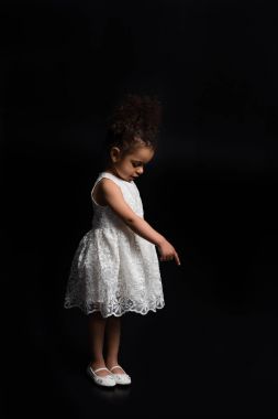 Çocuk bir şey de gösterilen