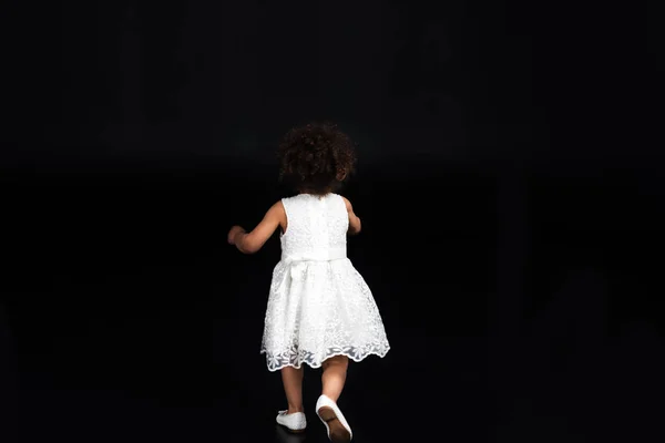 孩子跑出白色连衣裙 — 图库照片