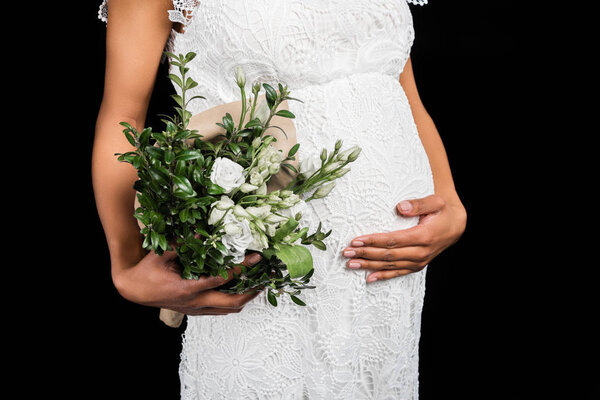 Беременная женщина с букетом цветов

