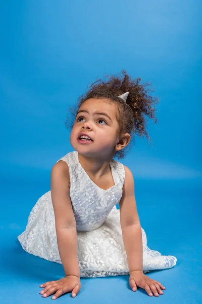 Kid in dress looking up — Stock Photo, Image