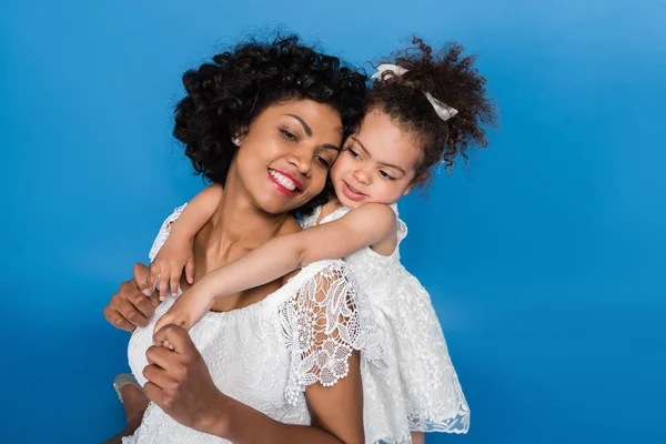 Mãe dando piggyback para filha — Fotografia de Stock