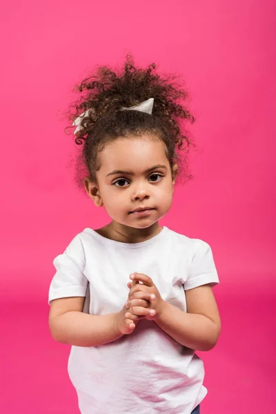 Preschooler dítě stojící zkříženýma rukama — Stock fotografie