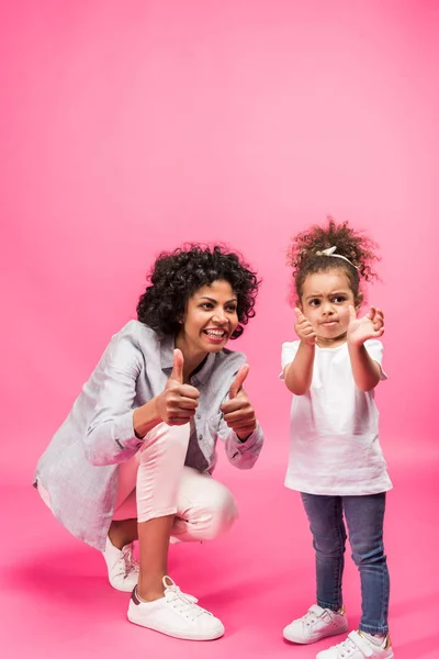 Mãe e filha mostrando os polegares para cima — Fotografia de Stock