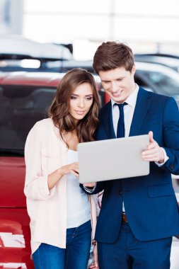 bir şey üstünde laptop gösteren Yöneticisi