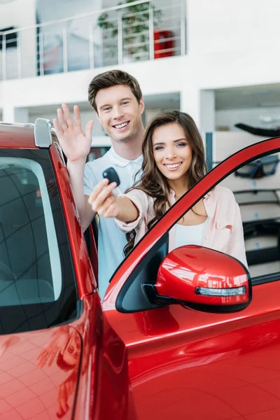 Boyfriend and girlfriend showing key — Stock Photo, Image