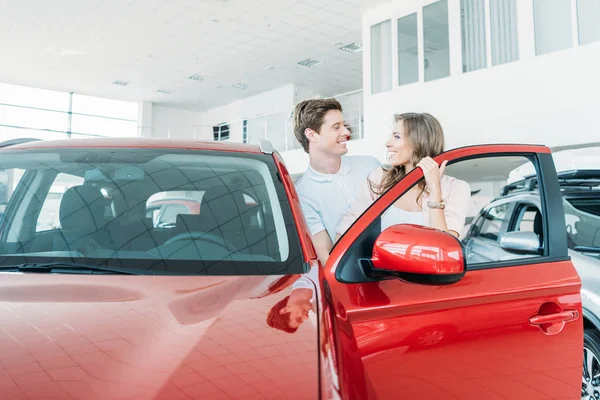 Girlfriend and boyfriend looking at each other — Stock Photo, Image