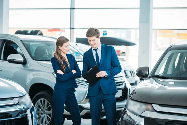 Sales managers looking at clipboard — Stock Photo, Image