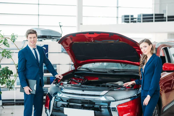 Managers near car with open hood — Stock Photo, Image