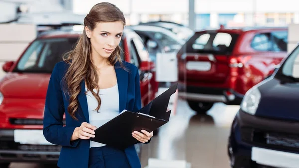 Gerente feminina do showroom do carro — Fotografia de Stock