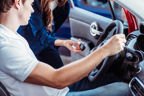 Gerente dando a chave do carro ao cliente — Fotografia de Stock