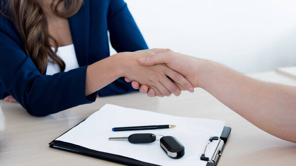 менеджер по продажам и клиенту
