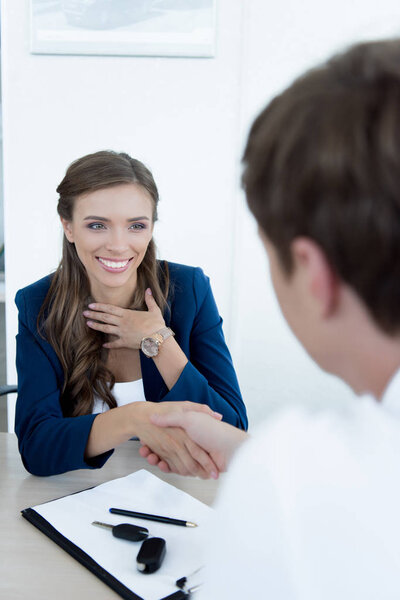 менеджер по продажам и клиенту
