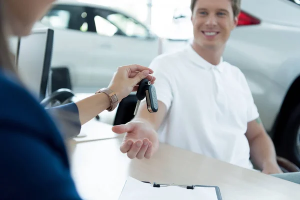 Gerente dando a chave do carro ao cliente — Fotografia de Stock