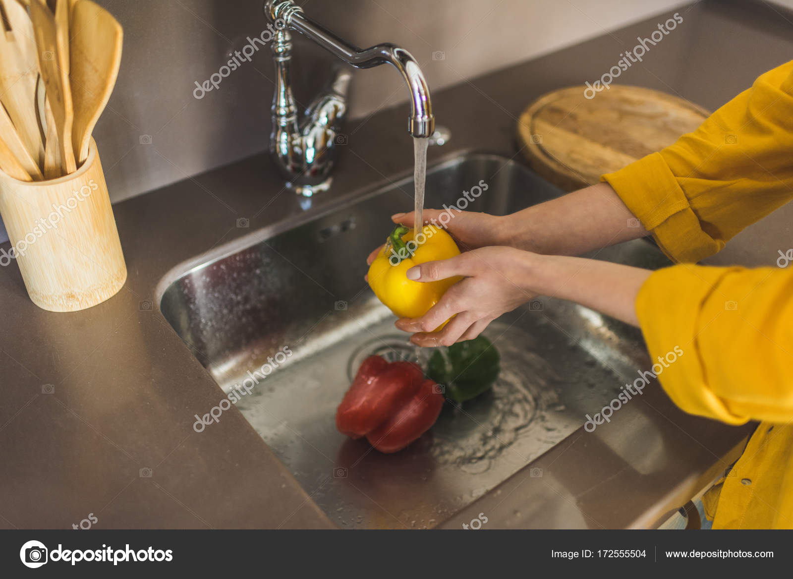In der Küche ölt sich die junge Hausfrau ein In der Küche ölt sich die junge Hausfrau ein
