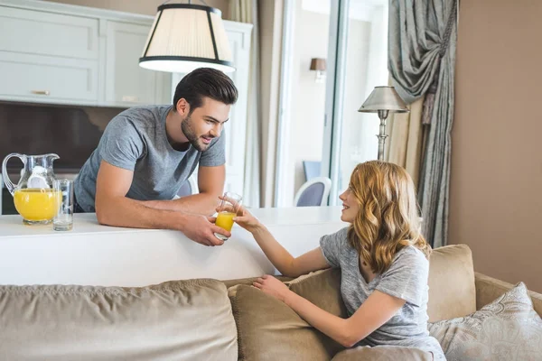 Couple drinking juice — Stock Photo, Image