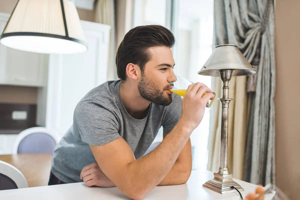 Man drinking orange juice — Stock Photo, Image