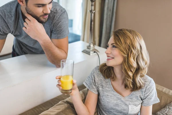 Couple drinking juice — Stock Photo, Image