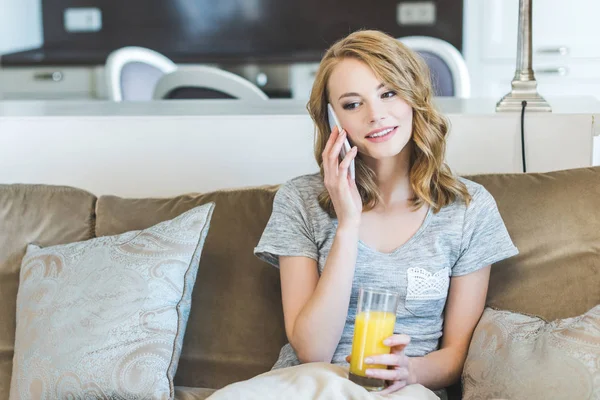 Woman Talking On phone — Stock Photo, Image