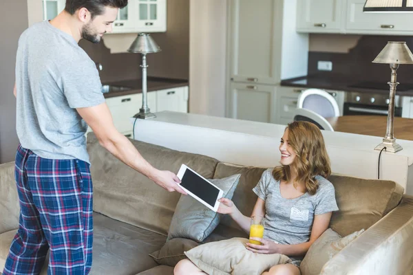 Man showing tablet to his girlfriend — Stock Photo, Image