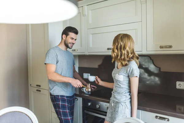 Par förbereder kaffe — Stockfoto