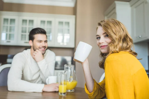 Pareja bebiendo café — Foto de Stock