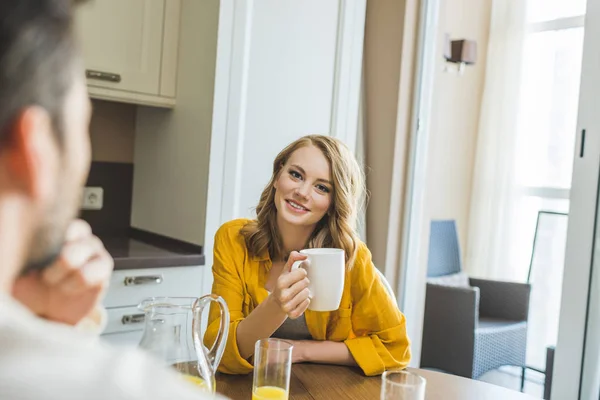 彼女の朝のコーヒーを飲む女性  — 無料ストックフォト