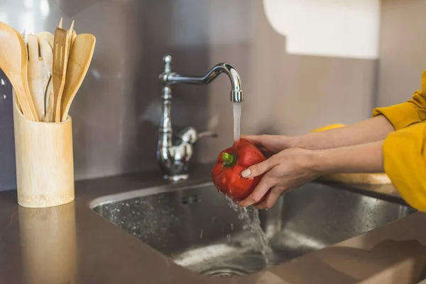 Mujer lavando pimiento rojo —  Fotos de Stock