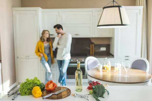 Pareja joven con vino — Foto de Stock