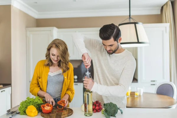 Coppia giovane con vino — Foto Stock