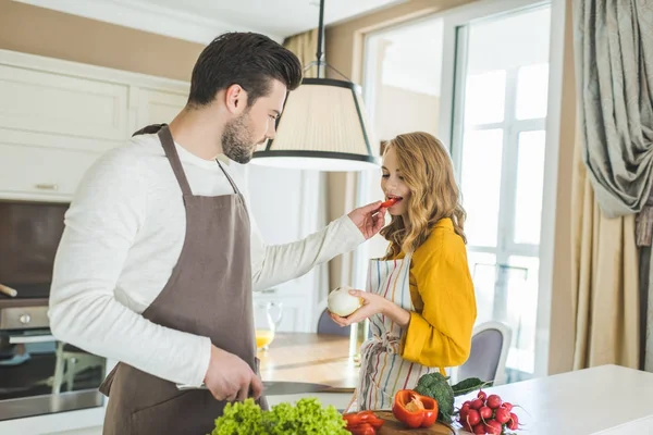 Couple préparant des légumes — Photo